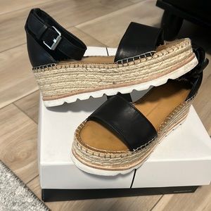 Dolce vita Larita size 6 sandal. Lightly worn.box included